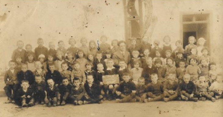 Nyúlfalusi elsősök és másodikasok osztályképe az 1936–37-es tanévben