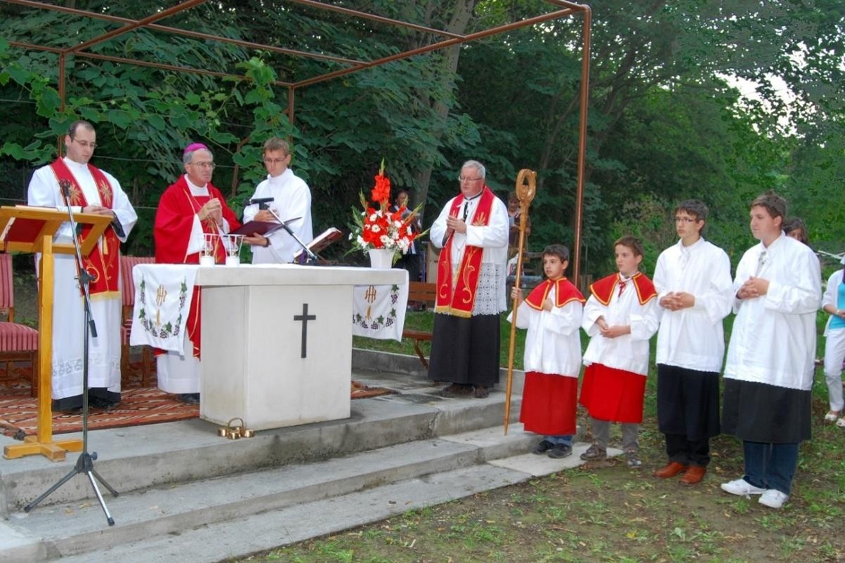 Pápai Lajos püspök miséjén összegyűlt hívek